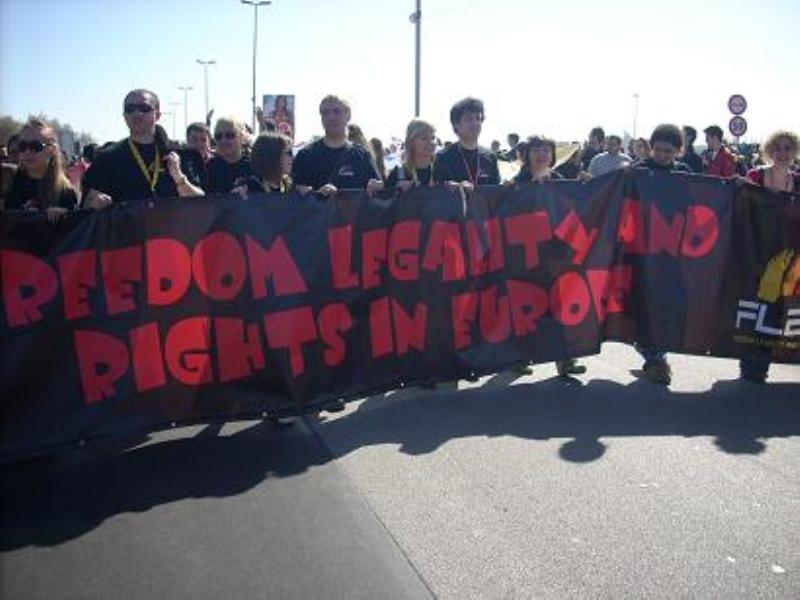 Alcuni ragazzi di FLAIRE con uno striscione