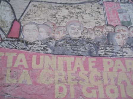 Rocco Gatto (a sinistra) ritratto sul murales di Gioiosa Ionica