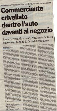Commerciante crivellato di colpi davanti al negozio