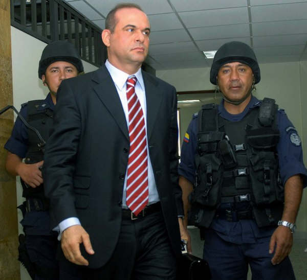 Colombia. Salvatore Mancuso e altri 13 narcotrafficanti estradati negli Usa