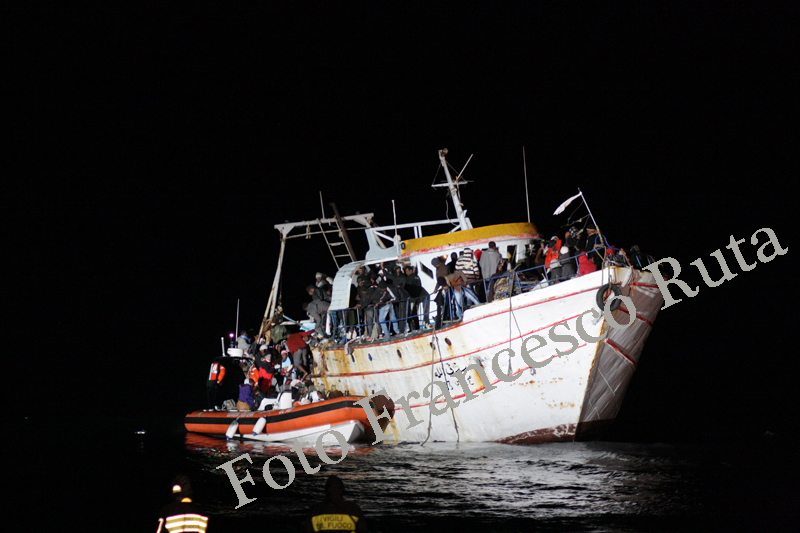 Lo sbarco di migranti a Modica (foto F. Ruta)