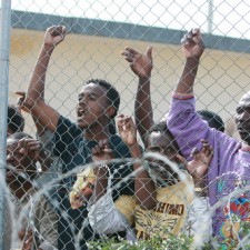 Un'immagine di migranti all'interno di un Cie