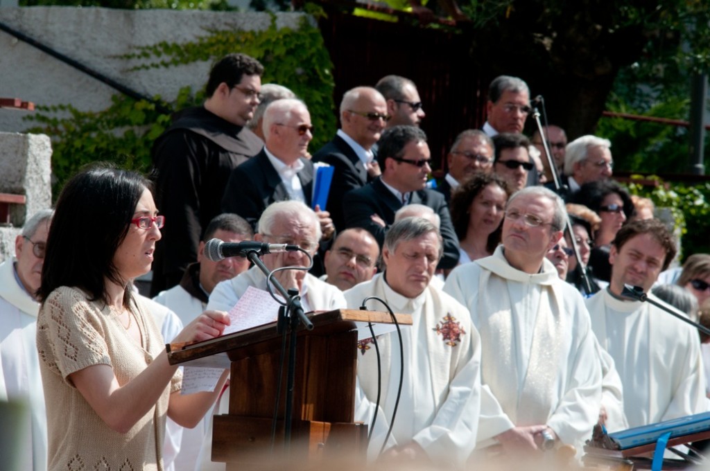 Un momento dei funerali di Elisa