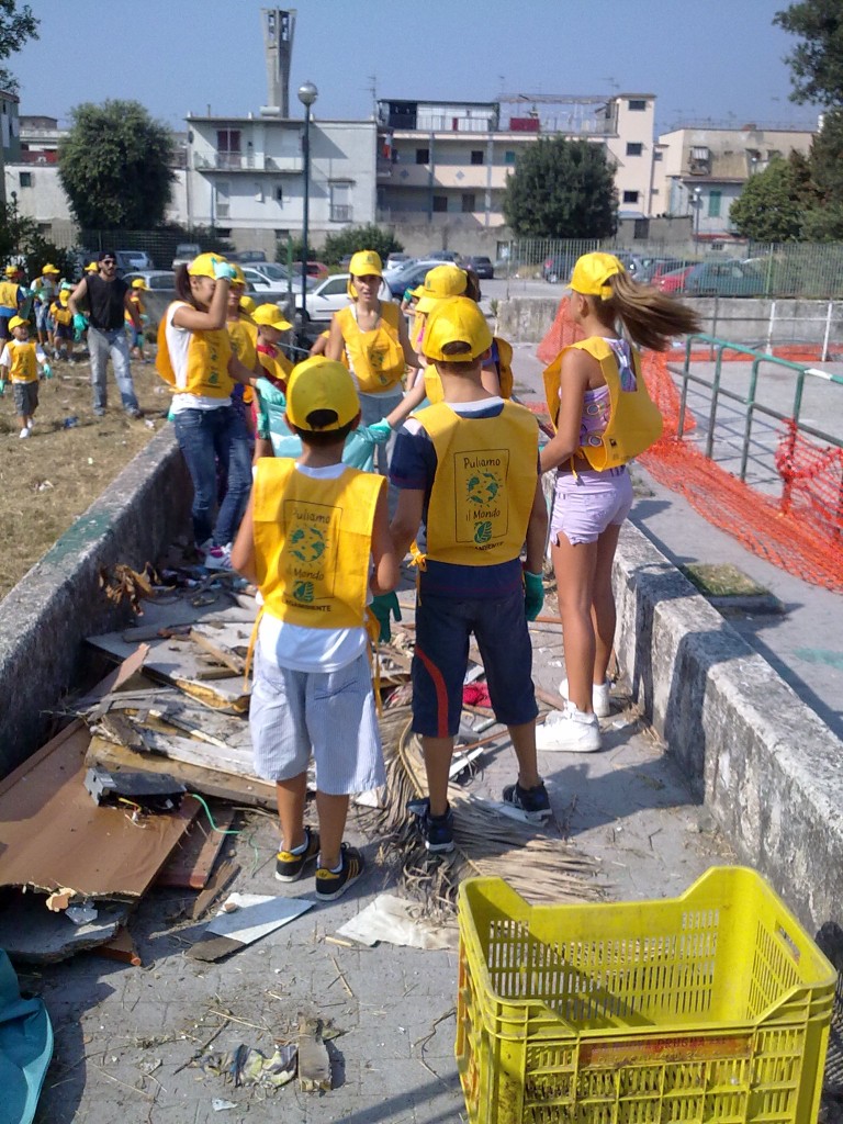 Puliamo il mondo nel quartiere di Barra a Napoli