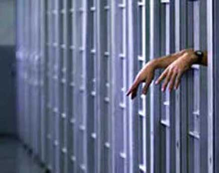 Emergenza penitenziari. «Carceri disumane: rinviare la pena?»