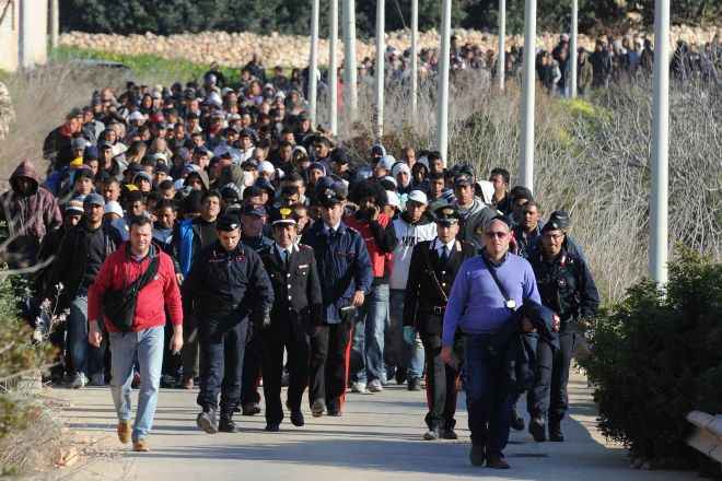 IMMIGRAZIONE:APRE CPT LAMPEDUSA,ARRIVANO IMMIGRATI