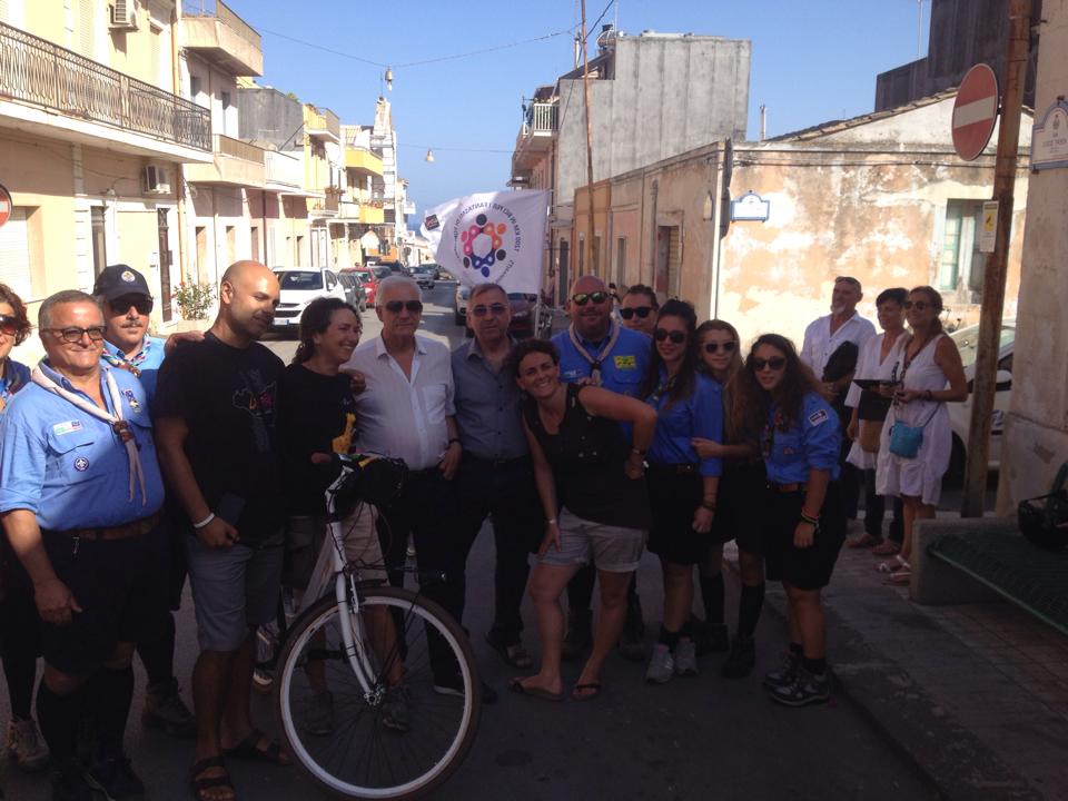 Dopo 1200 km in bici per ricordare le vittime del naufragio del ’96, arrivata a Portopalo la ciclista Gaia Ferrara