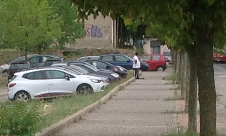 Parcheggiatore abusivo su via Popilia a Cosenza