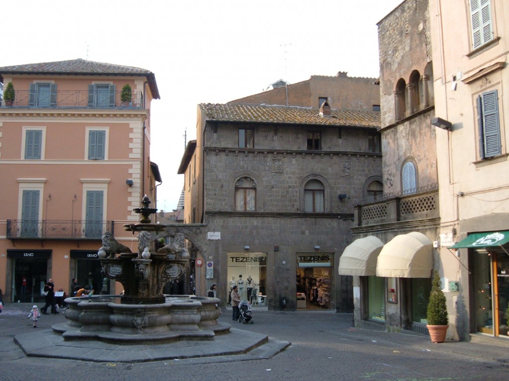 Viterbo Fontana dei leoni