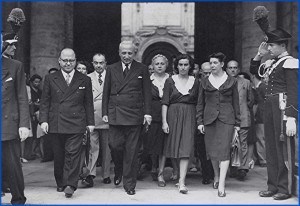 enrico-de-nicola-con-alcune-donne-elette-nellassemblea-costituente