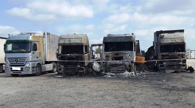 I tre camion dati alle fiamme