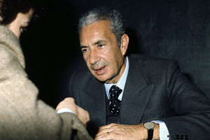 ©lapresse archivio storico politica Roma anni '70 Aldo Moro nella foto: l'onorevole Aldo Moro incontra alcuni studenti