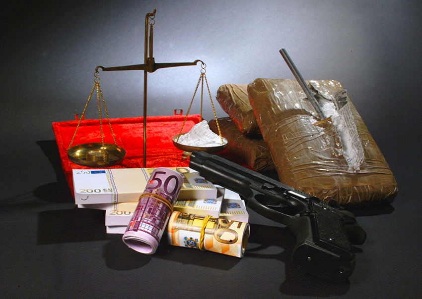 Droga pistola soldi c imagoeconomica