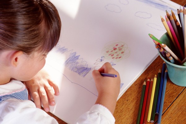 Bambina disegna