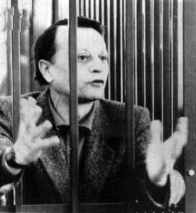 Stefano Delle Chiaie in aula durante il preocesso per la strage di piazza Fontana a Catanzaro il 26 ottobre 1987. +++ Il 20 febbraio 1989 la Corte d'Assise di Catanzaro assolve i neofascisti Delle Chiaie e Fachini per non avere commesso il fatto.+++ ANSA / FRANCO ARENA