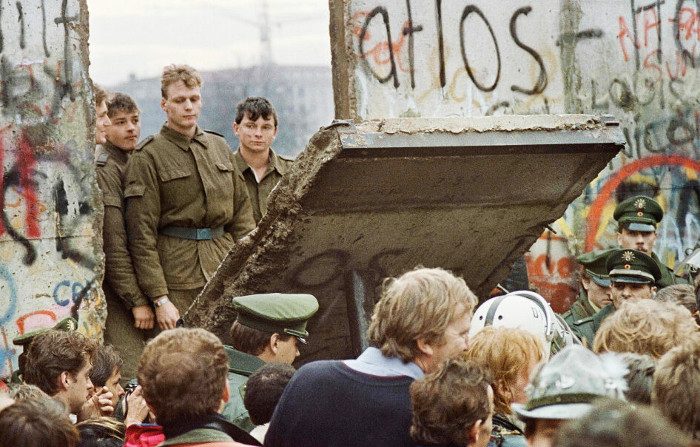 Berlin wall 1200x630 700x447
