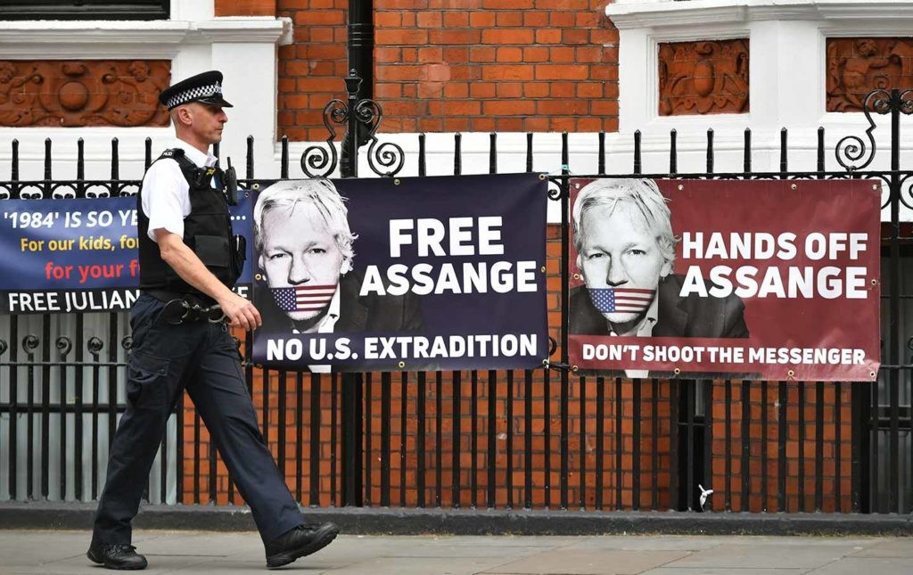 Free assange sign ap img 1024x645