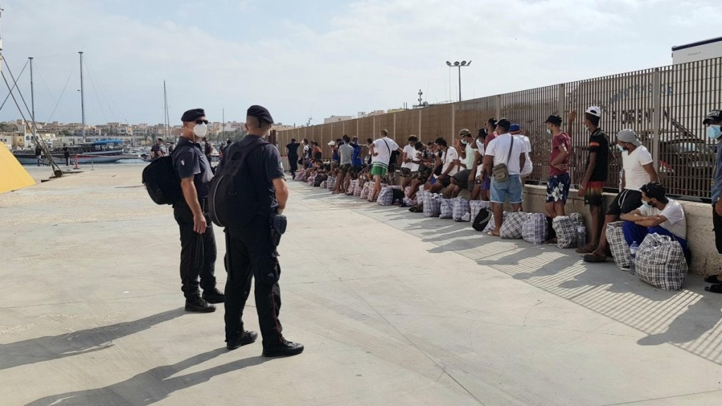 Migranti fuori dalla sicilia