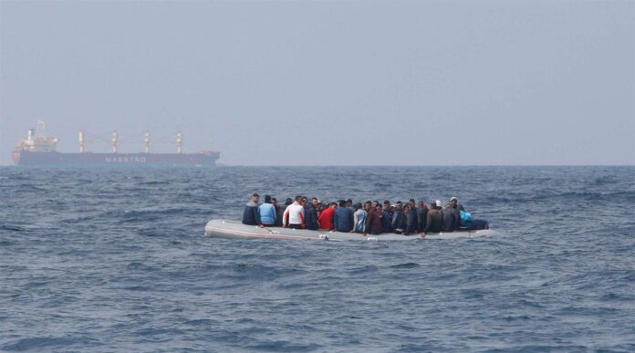 Migranti in balia del mare 696x387