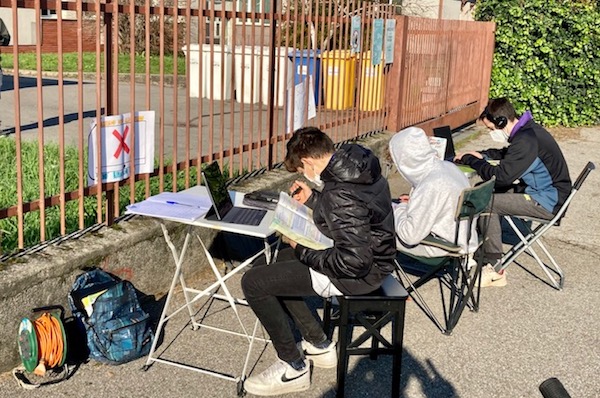 Vimercate no dad scuola media calvino studenti strada mb4