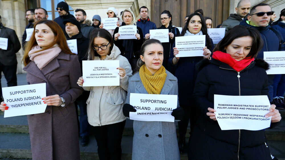 Polonia protesta giudici