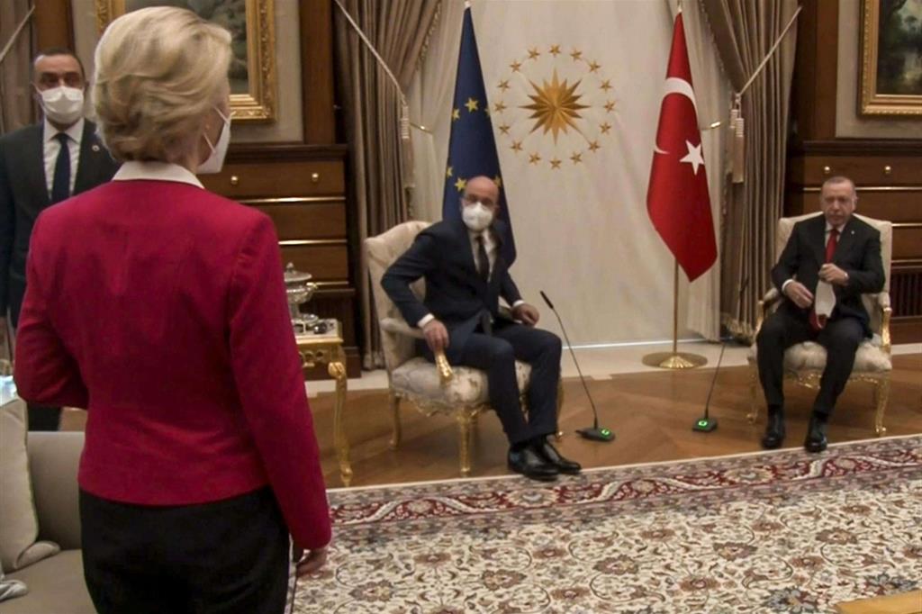 La sedia mancata di Ursula von der Leyen