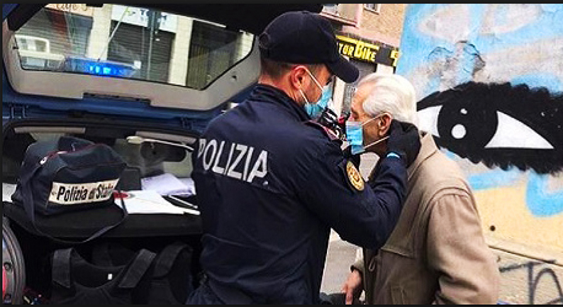 Poliziotto aiuto anziano
