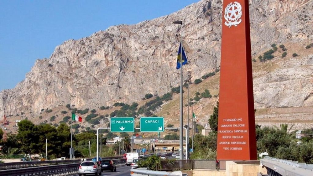 Stele Falcone Capaci autostrada