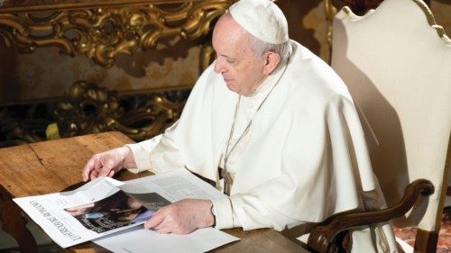 Papa legge osservatore romano
