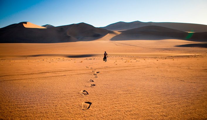 Cammino nel deserto