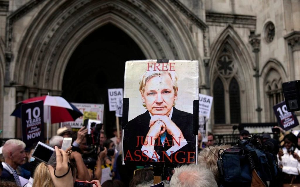 Assange protesta