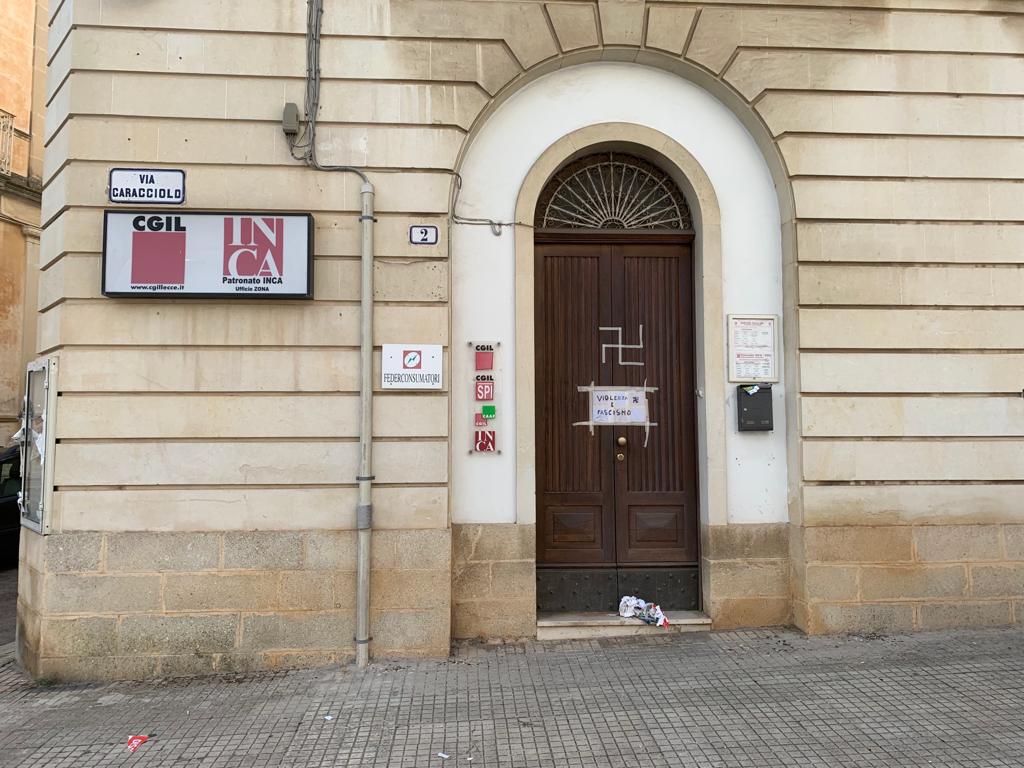 Svastica sul portone della sede della Cgil di Galatina (LE)