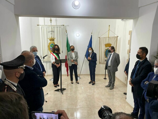 Il ministro Lamorgese inaugura bene confiscato a Carmiano (LE)