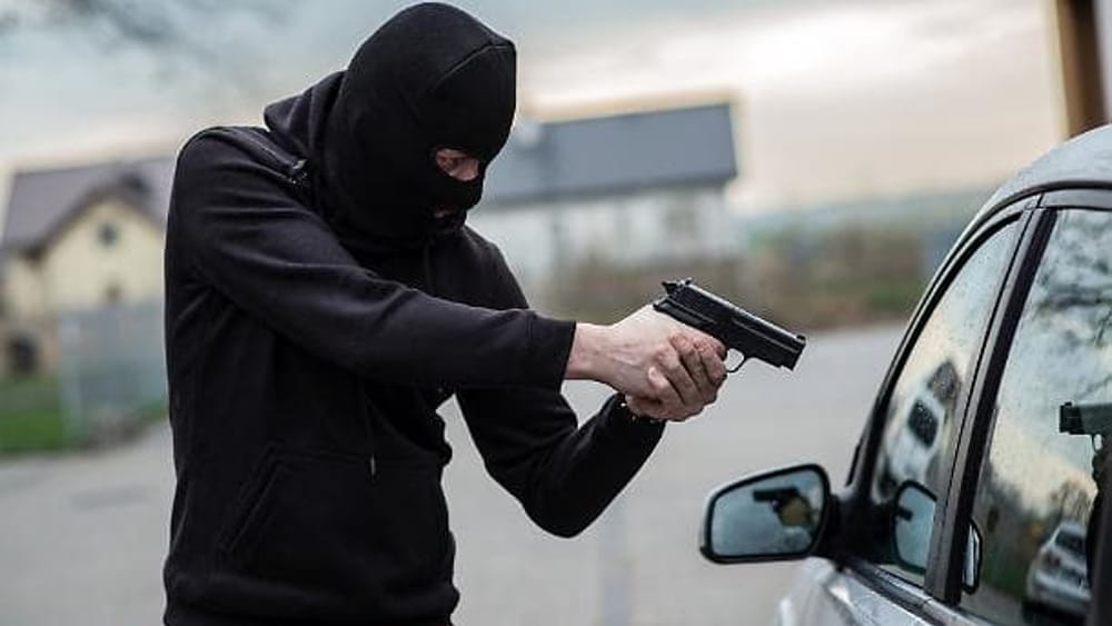 Rapina pistola auto