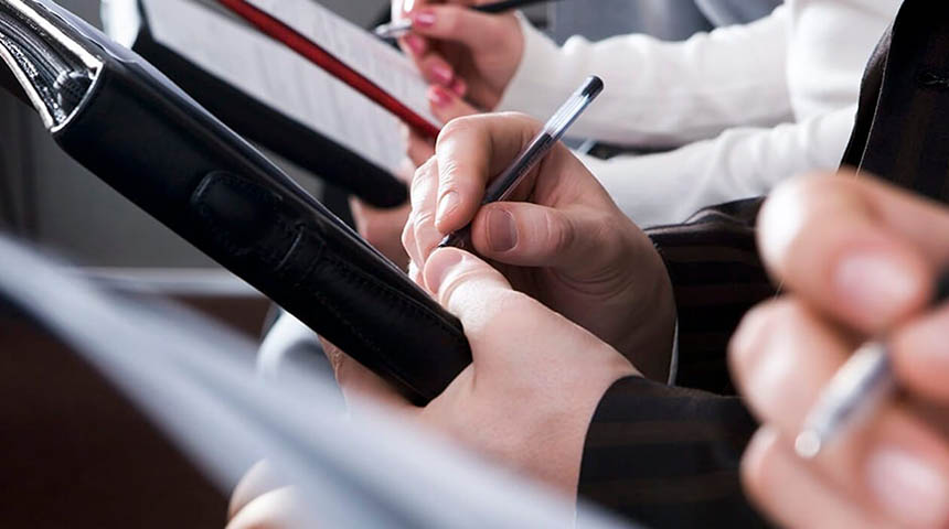 Giornalisti mani che scrivono su block notes