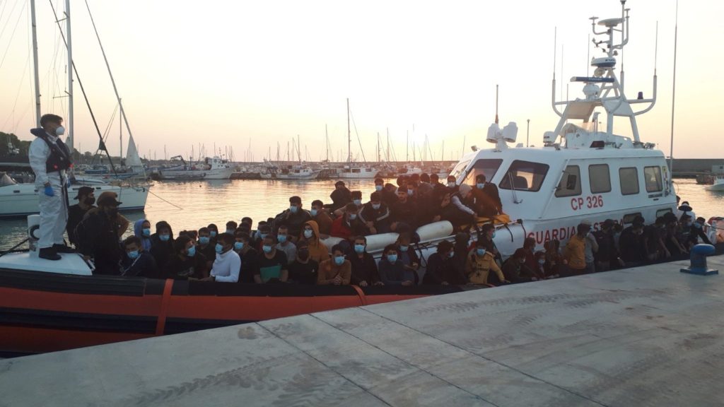 Migranti, crisi ai confini e varianti
