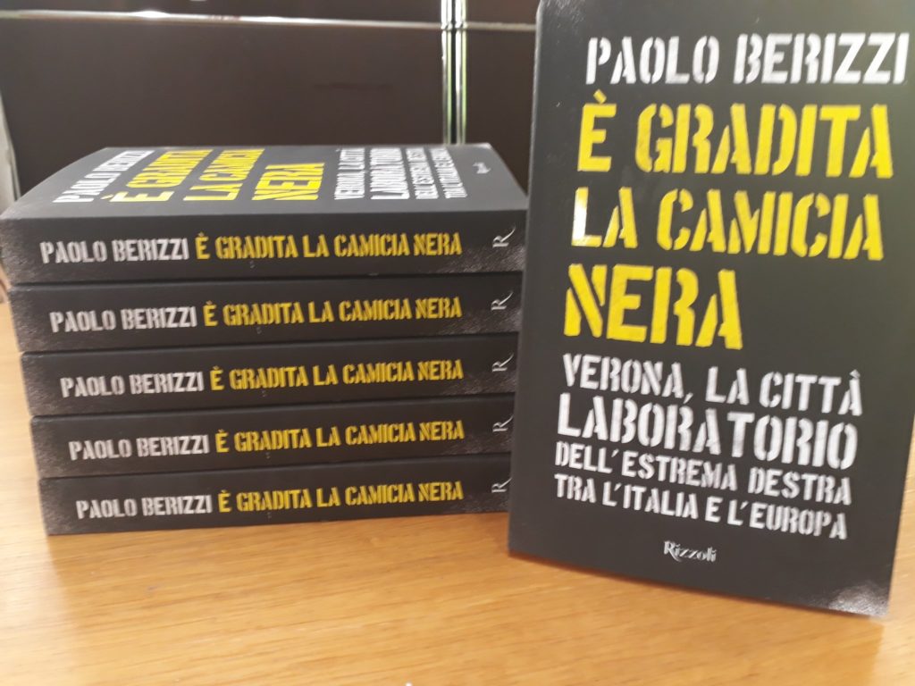 E gradita la camicia nera