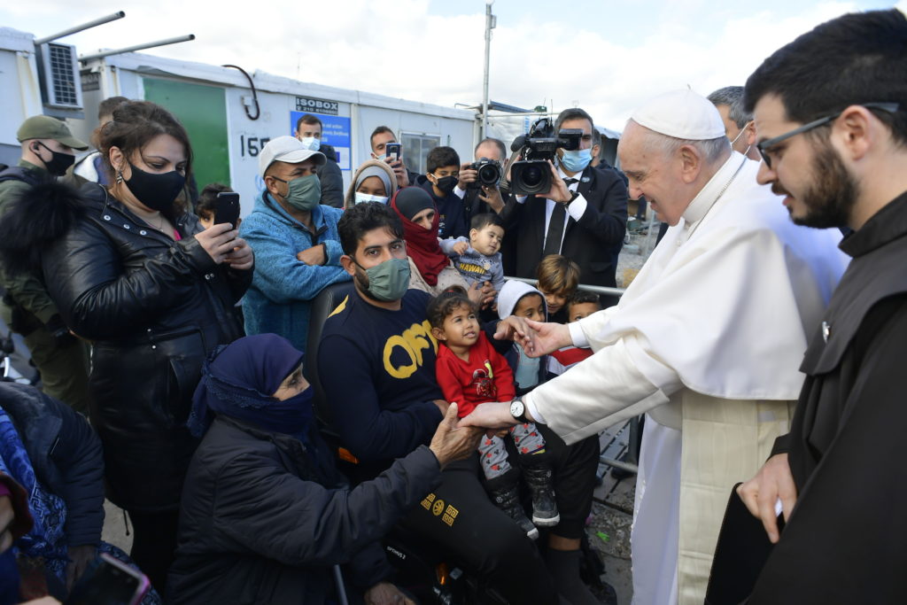 Papa Francesco a Lesbo: “Non rimuovere i profughi dal nostro campo visivo”