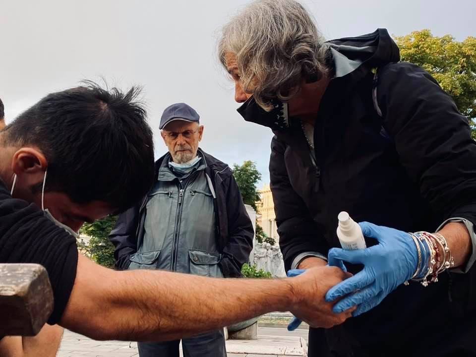 Curare i piedi ai migranti, un atto politico racchiuso in un gesto d’amore