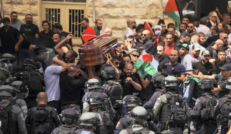 Assalto di Israele al funerale di Shireen Abu Akleh