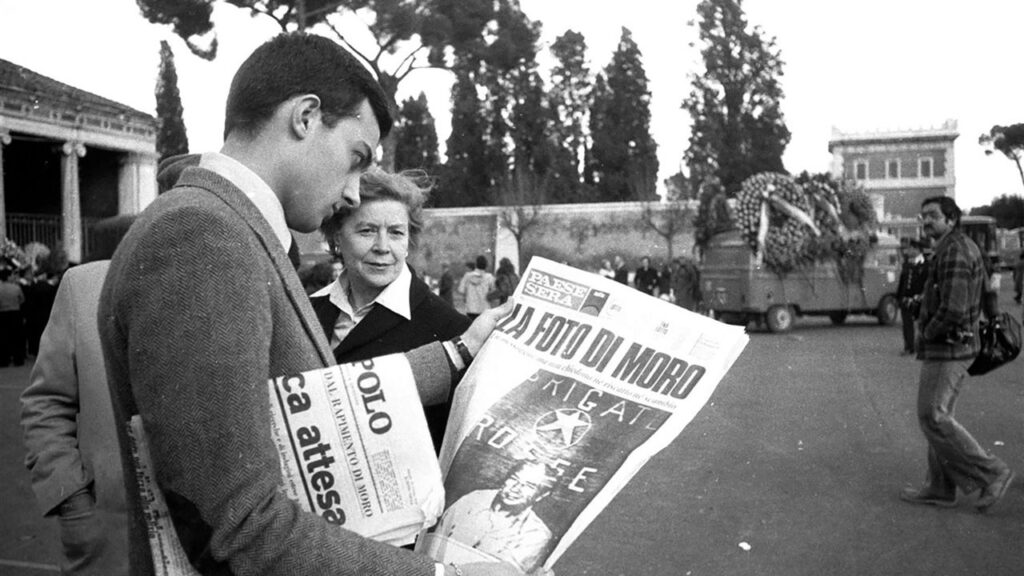 La fotografia di aldo moro scattata dalle brigate rosse sulla prima pagina di un giornale 203c8a15 1280x720