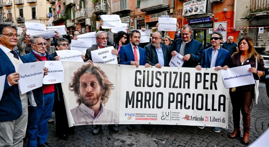 Striscione mario paciolla
