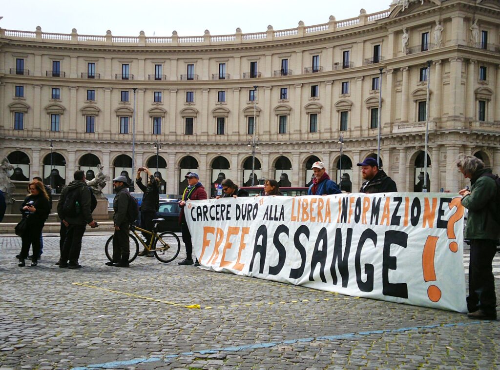 Julian Assange non è più solo. Qualcosa si muove