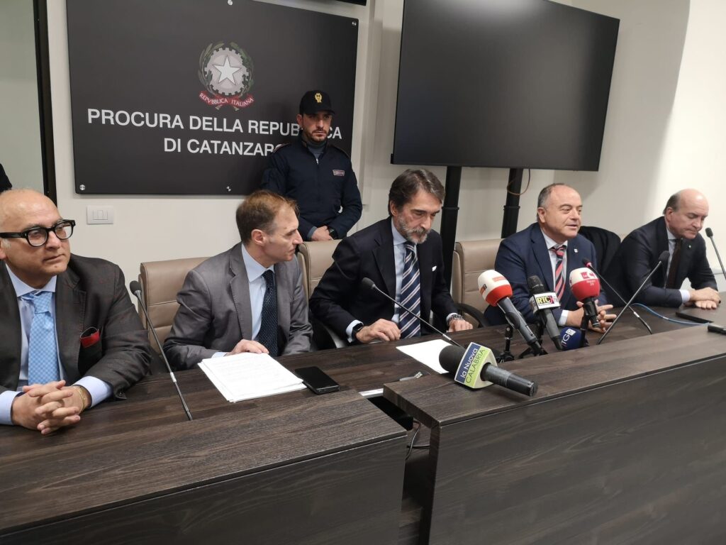 Catanzaro: la Polizia di Stato esegue ordinanza cautelare nei confronti di 62 indagati