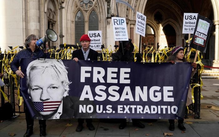 Manifestanti per assange