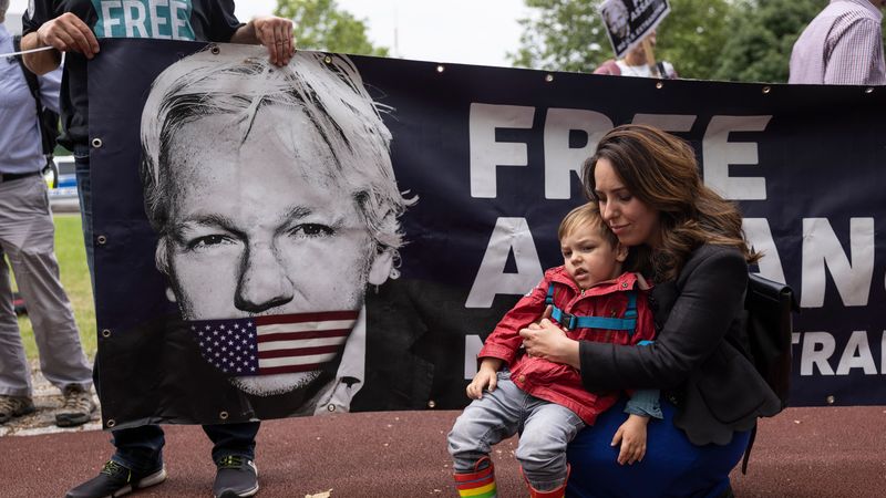 Stella moris assange