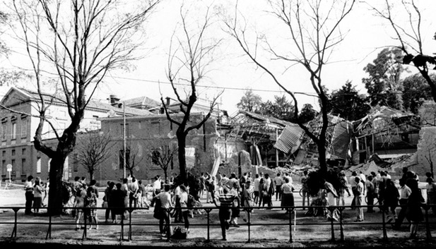 Gente comune davanti al PAC Courtesy Archivio Vigili del Fuoco di Milano