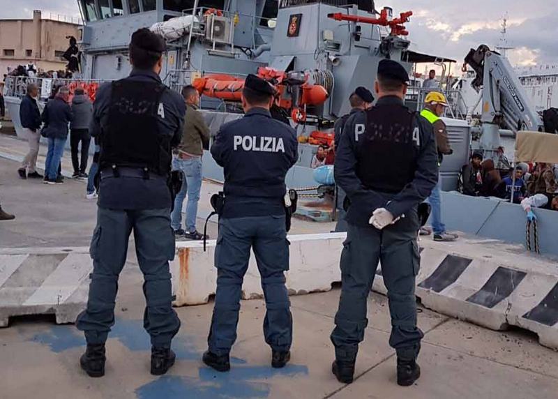 Sbarco immigrati poliziotti