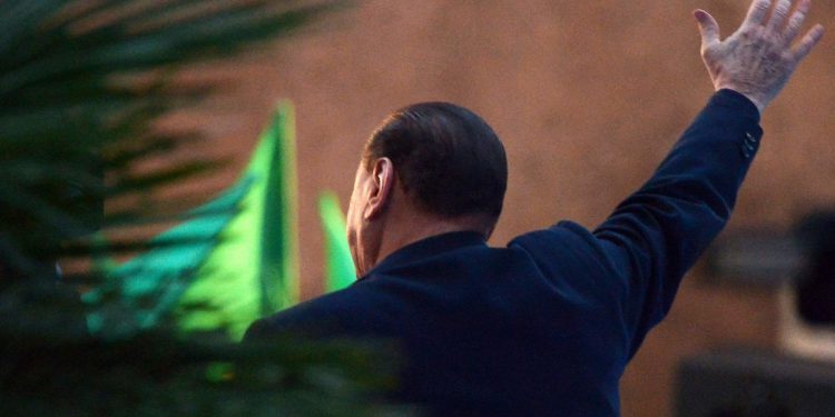 Berlusconi di spalle
