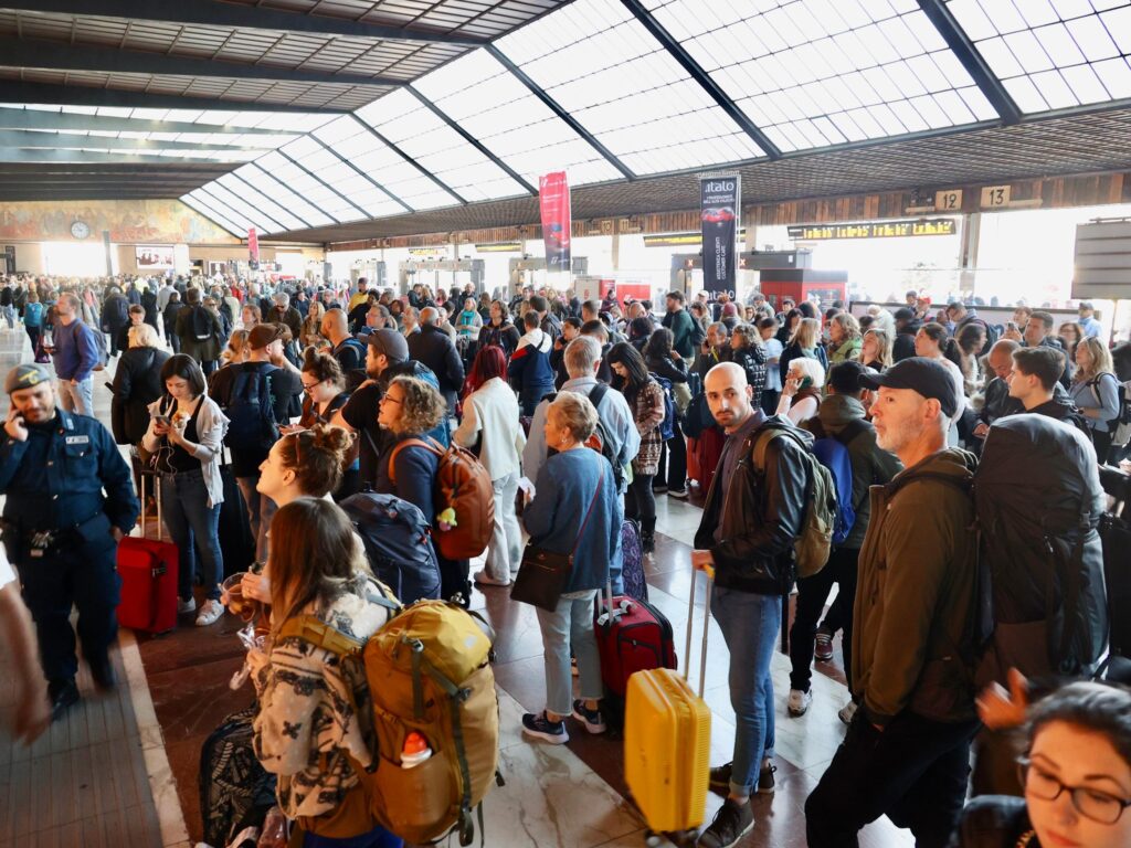 Città d’arte. La carica del turismo di massa: il temibile ingorgo di trolley, zaini e telefonini
